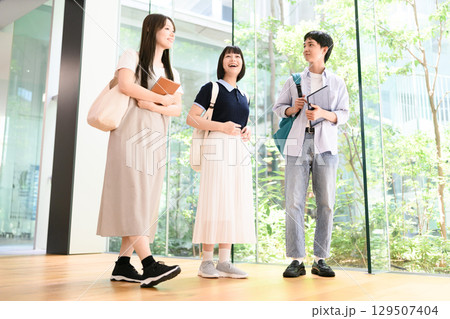 　登校中の高校生グループ 129507404