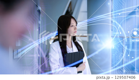 白衣を着た人物ポートレート 129507406