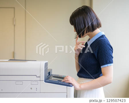 コピー機を操作する女性 コピー機を操作する女性 129507423