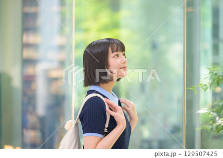 　窓際で考えごとをする女子大学生 129507425