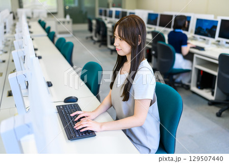 　パソコン作業に集中する女子学生 129507440