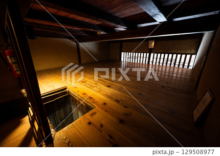 甲賀流 忍者屋敷　屋敷内部の二階見張り窓（滋賀県甲賀市） 129508977