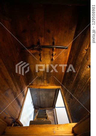 甲賀流 忍者屋敷　屋敷内部の隠し階段（滋賀県甲賀市） 129508981