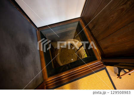 甲賀流 忍者屋敷　屋敷内部の落とし穴（滋賀県甲賀市） 129508983