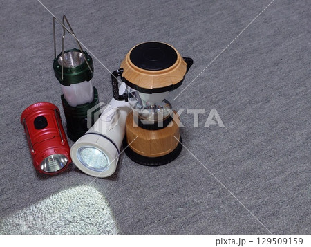 災害時に使用する懐中電灯とランタン(左寄せ) 災害時に使用する懐中電灯とランタン(左寄せ) 129509159
