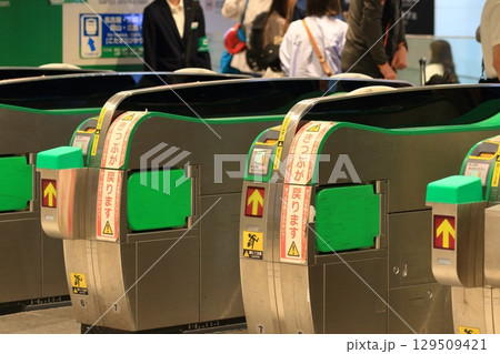 東京駅新幹線の自動改札 129509421
