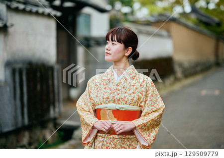 武家屋敷群を散策する着物姿の女性 武家屋敷群を散策する着物姿の女性 129509779