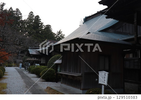 静寂に包まれた日本の寺院庭園 静寂に包まれた日本の寺院庭園 129510383