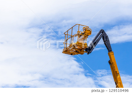 Articulate boom lift with blue sky background, Aerial platform lift telescopic boom lift hydraulic boom lift, Mobile construction crane, Construction boom lifts Articulate boom lift with blue sky background, Aerial platform lift telescopic boom lift hydraulic boom lift, Mobile construction crane, Construction boom lifts 129510496