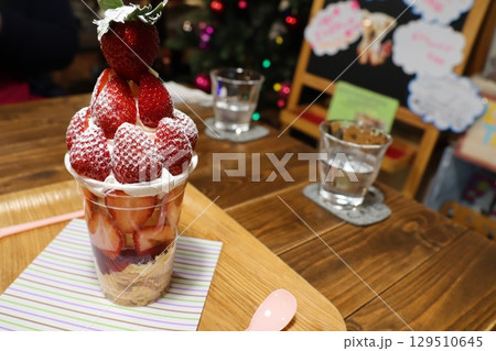 苺が主役の贅沢スイーツ ～カフェ時間を彩る一品～ 129510645