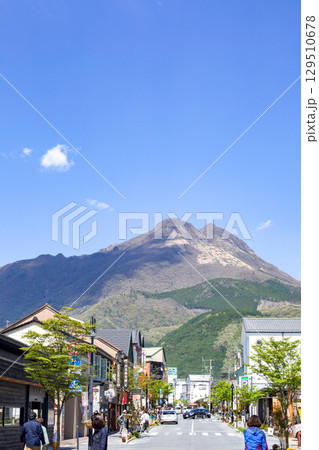 湯布院駅前通りと由布岳 129510678