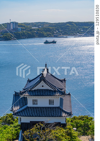 【長崎県】平戸城天守から眺める見奏櫓と平戸瀬戸 129510830