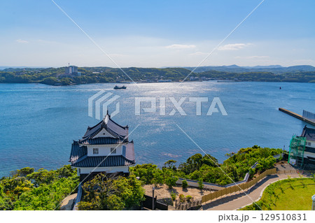 【長崎県】平戸城天守から眺める見奏櫓と平戸瀬戸 129510831