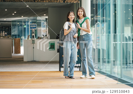友達とショッピングに出かける若い女性 友達とショッピングに出かける若い女性 129510843