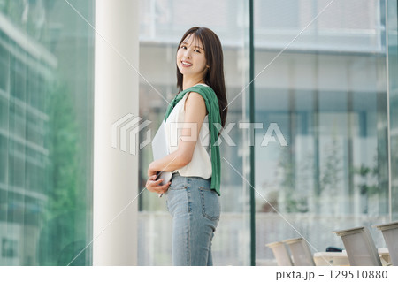 ノートパソコンを持ったキャリアウーマンのポートレート 129510880