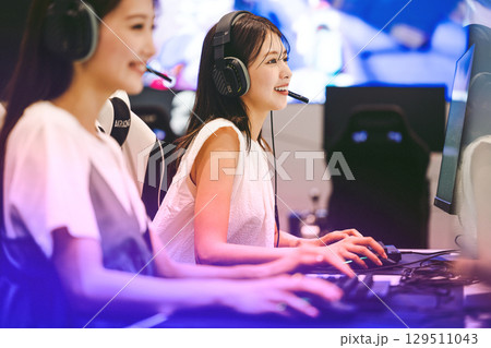 eスポーツの大会でゲームを楽しむ若い女性 eスポーツの大会でゲームを楽しむ若い女性 129511043