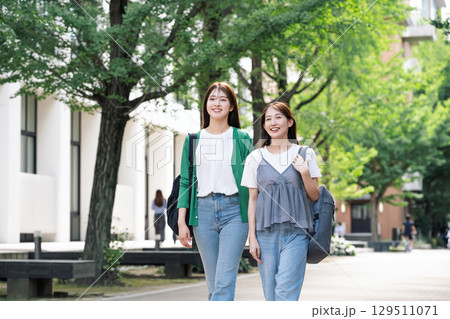 友達とお出かけする若い女性 友達とお出かけする若い女性 129511071