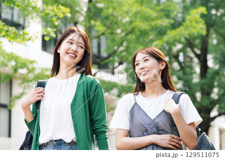 友達とお出かけする若い女性 友達とお出かけする若い女性 129511075