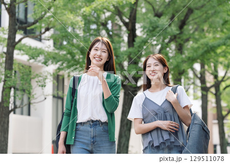 友達とお出かけする若い女性 129511078
