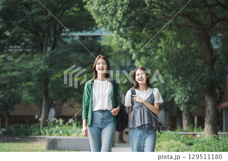 友達と外出する若い女性のポートレート 129511180