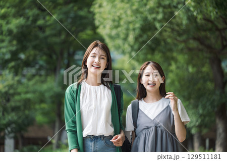友達と外出する若い女性のポートレート 129511181