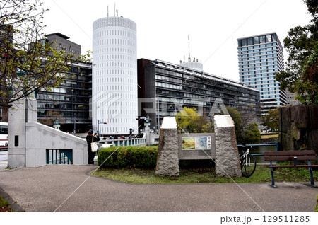 千代田区　竹橋御門碑と石垣と竹橋と内濠と周辺街並み 129511285