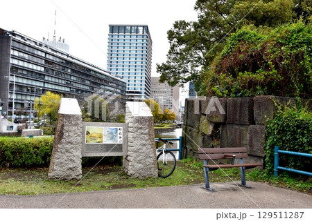 千代田区　竹橋御門碑と石垣と竹橋と内濠と周辺街並み 129511287