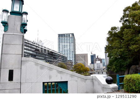 千代田区　竹橋と内濠と周辺街並み 129511290