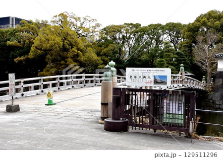 千代田区　平川橋と皇居東御苑案内板 129511296