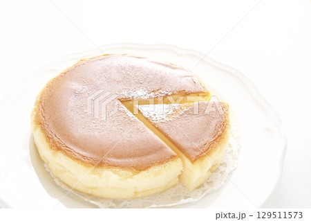 カットしたスフレチーズケーキ カットしたスフレチーズケーキ 129511573