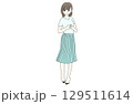 夏服を着た女性が微笑んでいるイラスト 129511614
