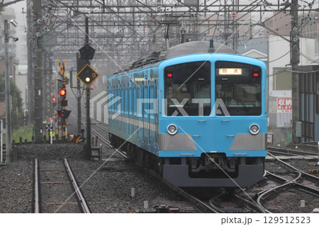 早朝の小手指駅を発つ西武狭山線向け回送列車（近江色：新101系電車） 129512523