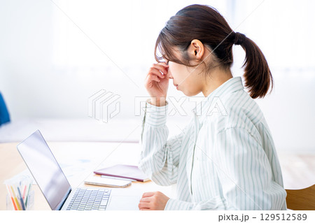 デスクワーク　目の疲れ 129512589