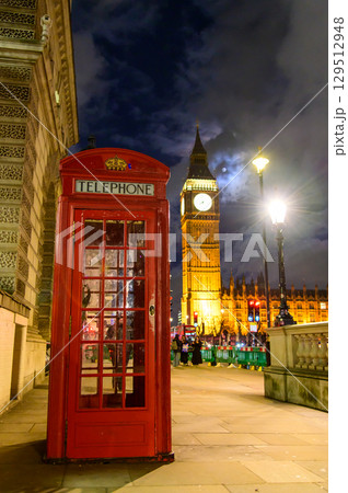 ロンドンにある電話ボックスの美しい夜景 129512948