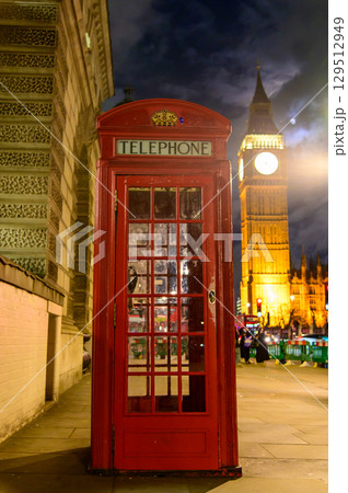 ロンドンにある電話ボックスの美しい夜景 ロンドンにある電話ボックスの美しい夜景 129512949