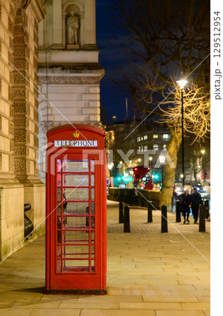 ロンドンにある電話ボックスの美しい夜景 ロンドンにある電話ボックスの美しい夜景 129512954