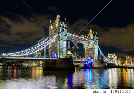 ロンドンにあるタワーブリッジのとても美しい夜景風景 129513100