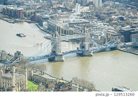 ロンドンのとても美しい街中風景 129513260