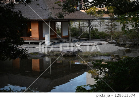 福井 養浩館の建物と池 福井 養浩館の建物と池 129513374