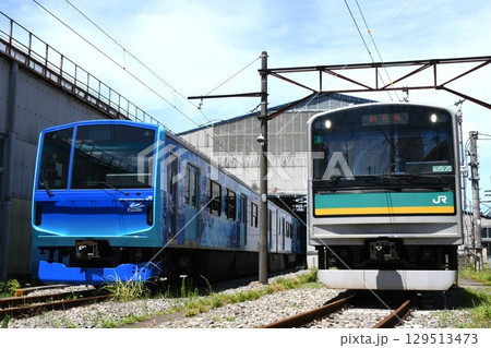 車両基地で並ぶFV-E991系と南武支線の205系1000系（鶴見線表示） 129513473