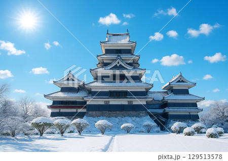 雪景色の松本城 129513578