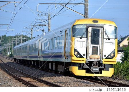 外房線を走るE257系特急わかしお16号 129513636