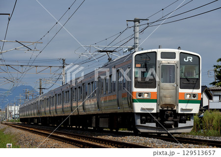 両毛線を走る211系普通電車6両 両毛線を走る211系普通電車6両 129513657