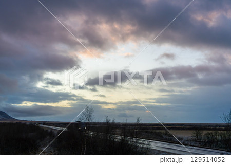 冬の道路と夕暮れの雲が広がる風景(アイスランド) 冬の道路と夕暮れの雲が広がる風景(アイスランド) 129514052