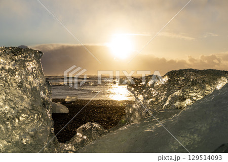 夕日に照らされる氷塊と黒砂の海岸（アイスランド・ダイヤモンドビーチ） 129514093