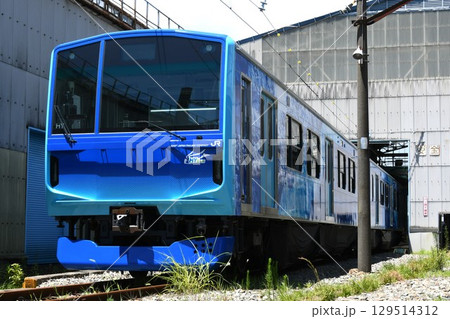 車両基地に停車する水素式燃料電池駆動電車のFV-E991系 129514312