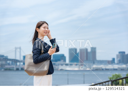 ビジネス 女性 スマートフォン ビジネス 女性 スマートフォン 129514321