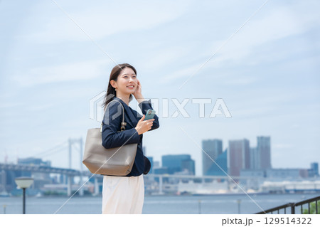 ビジネス 女性 スマートフォン ビジネス 女性 スマートフォン 129514322