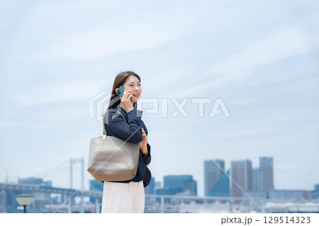 ビジネス　女性	スマートフォン 129514323