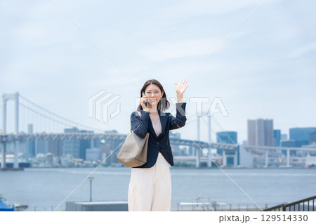 ビジネス 女性 スマートフォン ビジネス 女性 スマートフォン 129514330